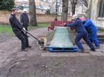 Alison Williams, Simon Ridley and James Haseldine (Whites of Appleton) transfer a bell from the church to be loaded, Jan 2017